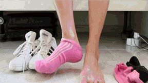 Someone is watching my feet from under the bed AVI(1280x720)FHD