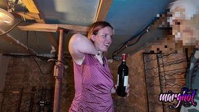 je visite la cave d un papy et je me retrouve avec une bouteille dans le cul je ...