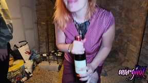 je visite la cave d un papy et je me retrouve avec une bouteille dans le cul je ...