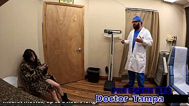 Petite amateur Alice Rose gets drilled in missionary while wearing latex