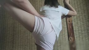 xr306-Testing a girl's flexibility