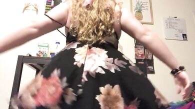 18-year-old Virgin Masturbates With Vibrator