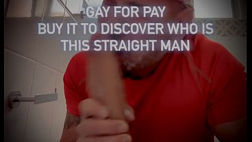 Hombre heterosexual le hace garganta profunda a un dildo grande y grueso