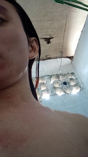 The girl took a bath to smell herself and then wanted to have sex with others