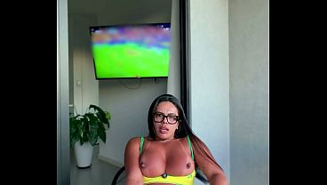 Puta casada assistindo o jogo do Brasil Sentando em um pau preto de 27cm e gozando muito na varanda