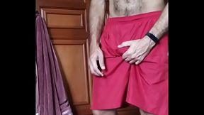 Cara peludo amassa a piroca no short vermelho e goza pra c&acirc_mera