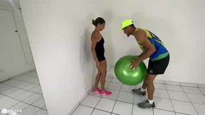 personal traine nao resisti a gata de chortinho e bota ela pra mamar