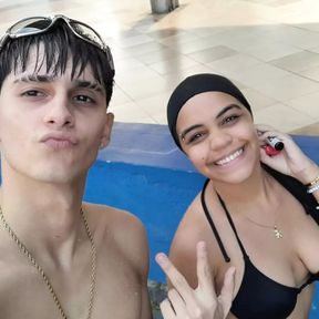 STEPBROTHER COUPLE RECORD THEMSELVES FUCKING BUT BEFORE THAT THEY ARE GOING TO TAKE SOME PICTURES IN THE POOL - HOMEMADE PORN IN SPANISH