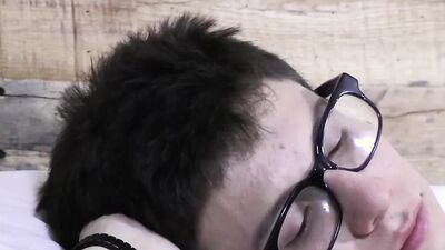 Nerdy twinks fucking bareback in bedroom