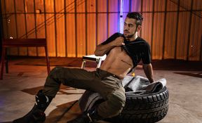 Muscular lads hook up in a creamy mix and share everything on cam