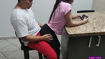 Mi Hijastra Traviesa se Sento En mis Piernas y Me Quito el Telefono Para Ella Jugar Pero Se Empezo a Mover Mucho