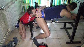 il suce son pote pendant la salle de sport a la musculation