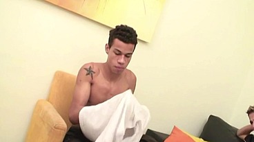 Riu. Melo cansando homem pirocudo na praia.