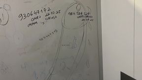 garoto masturbando o pau grande no banheiro publico do shopping