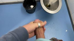 garoto masturbando o pau grande no banheiro publico do shopping