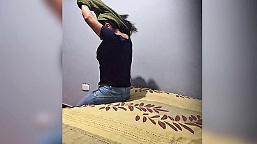 La chaparrita tiene orgasmos extremos. Mi hermanastra y yo fuimos a un hotel para que nuestros familiares no escuchen sus gemidos en casa cuando la estoy cogiendo durísimo.