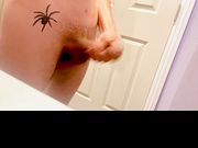 Joven aburrido juega en el baño de la tia