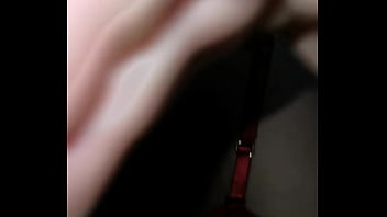 Une &eacute_coli&egrave_re me baise au gode ceinture dans une cabine de strip !!!