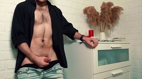 The handsome man jerks off on camera and cums loudly, splashing the floor with his sperm.