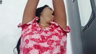 Anal caseiro pela primeira vez: irmão indiano bem dotado fode o cu de uma mãe indiana gostosa de 18 anos.