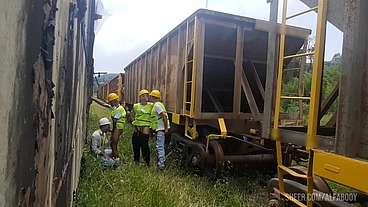 OS OPERÁRIOS PEGARAM PESADO HOJE NO TRABALHO CHAMARAM O AMIGO PARA UMA ORGIA NA HORA DO ALMOÇO E A SOBREMESA FOI COM MUITO LEITE NO RABO E NO MEIO DOS TRILHOS E VAGÕES DOS TRENS Part I ( COMPLETO )