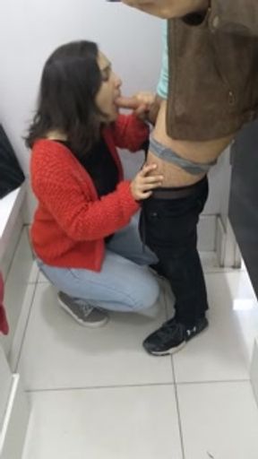 Risky blowjob in a Mall dressing room... OMG!!