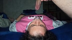 Stoute MILF zuigt lul en randen voor de vriend van haar zoon