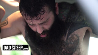 Muie, masturbare manuală, fără șa, lingere, bătrîni și tineri, bătrâni, tătic, fiu vitreg – tinerii americani Lev Ivankov, Markus Kage și Rocky Vallarta cu penisuri masive se fut anal