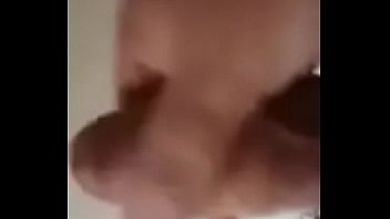 Ragazzo ben dotato si masturba