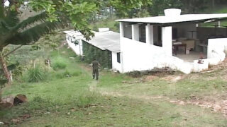 Lelaki tentera menghisap zakar mereka sebelum memukul pelacur gay di pantat