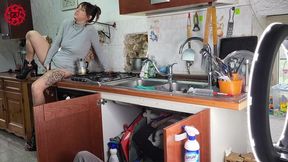 I washed the squirt plumber and he pounded my pussy (cuckcold,roleplay)