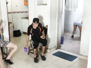 Me Follo A La Novia Zorra De Mi Amigo Mientras El Juega En El Telefono