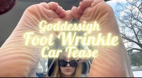 Goddess teases you with her wrinkly feet!