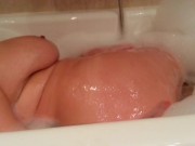 asmr sentitemi mentre lo pompo come un cagna e il mio orgasmo nella vasca quando mi grilletto la pas