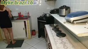 nicole romanoff foi na minha casa faser almoco par nos mai ante de terminar o a moca rolou um clima de sexo na conzinha e foi muito gostoso