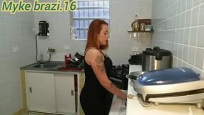 nicole romanoff foi na minha casa faser almoco par nos mai ante de terminar o a moca rolou um clima de sexo na conzinha e foi muito gostoso