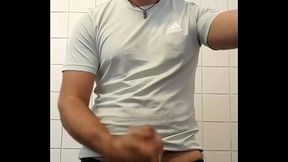 Mamei a pica do trabalhador e depois comi o cuzinho dele, fomos embora satisfeitos