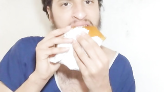 Fetish em comida, comendo um calzone inteiro quero crescer musculo