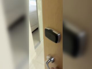 当我工作完回到酒店推开门惊呆了