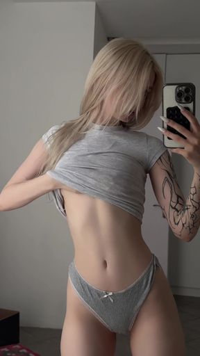 Amateur onlyfan shows off her tits