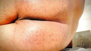 Homens com pênis grandes acariciam e fodem bundas redondas