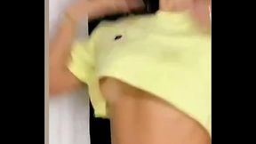 Isis Valverde pagando peitinho