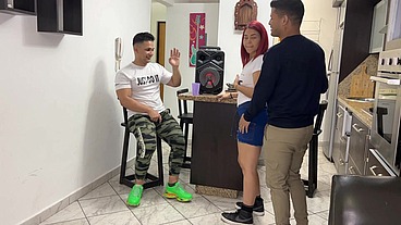 Bailando Regueton con la Novia de mi Amigo y Le Froto mi Polla en su Culo al Frente de el NTR Netorare