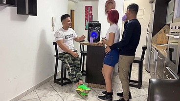 Bailando Regueton con la Novia de mi Amigo y Le Froto mi Polla en su Culo al Frente de el NTR Netorare