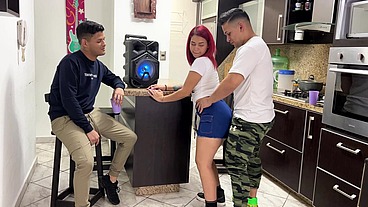 Bailando Regueton con la Novia de mi Amigo y Le Froto mi Polla en su Culo al Frente de el NTR Netorare