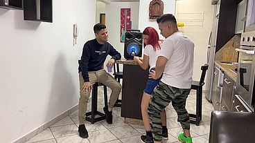 Bailando Regueton con la Novia de mi Amigo y Le Froto mi Polla en su Culo al Frente de el NTR Netorare