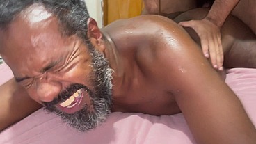 O Vizinho Coroa PAUZUDO veio aqui em casa trocar uma lâmpada e acabou me comendo comendo o DOT grande e grosso.