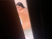 Espió a mi hermanastra desnuda en la bañera y follamos duro