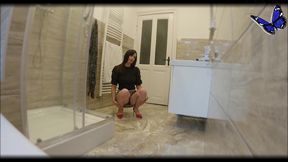 je te trouves dans ma salle de bain et j ai une folle envie de jouir ... tu vas ...