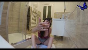 je te trouves dans ma salle de bain et j ai une folle envie de jouir ... tu vas ...